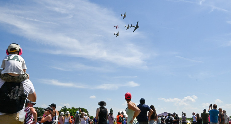 La Patrouille suisse attire la foule à Colombier