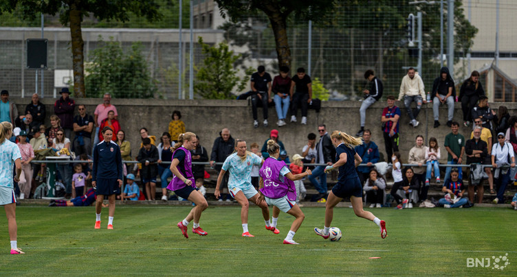 Du public pour les footballeuses norvégiennes à Colombier