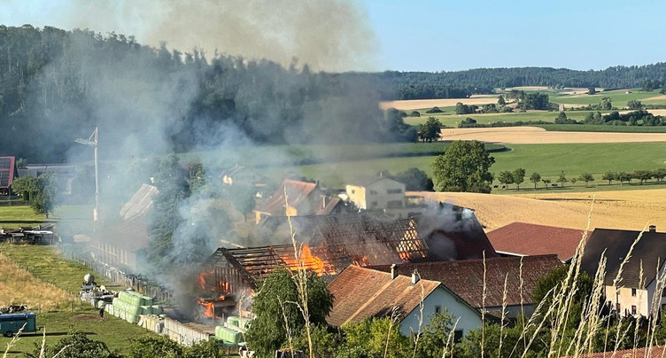 Une ferme détruite par les flammes à Coeuve 