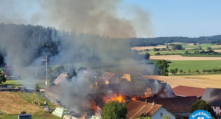Une ferme détruite par les flammes à Coeuve 