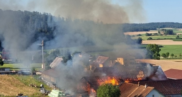 Une ferme détruite par les flammes à Coeuve 