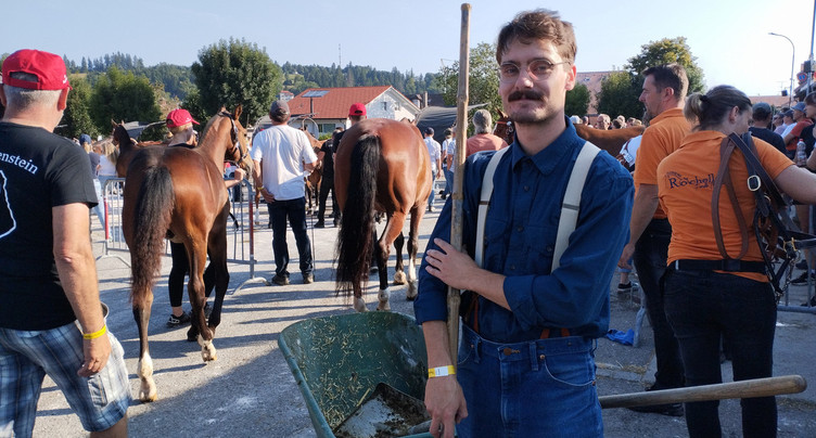 Grâce aux gardes-écuries, le crottin n’a pas le temps de sécher au Marché-Concours