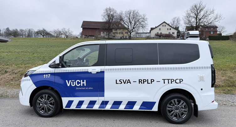 Une fourgonnette qui surveille les camions