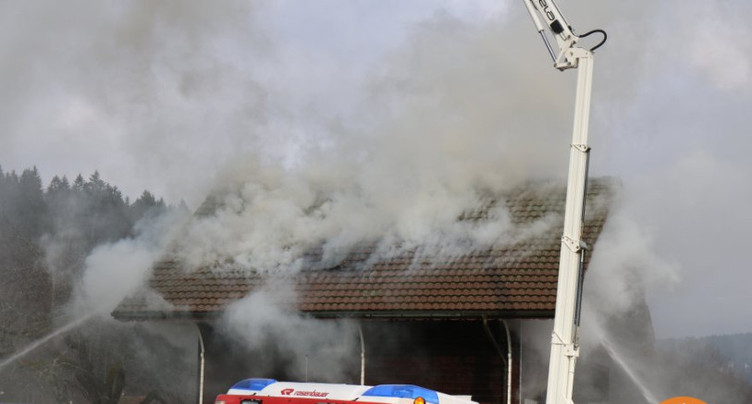 Une maison en feu au Fuet