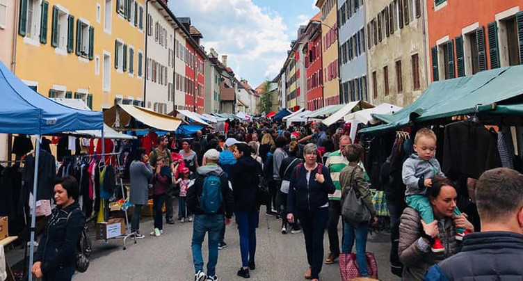 Fête de mai : foule joyeuse et météo chagrine