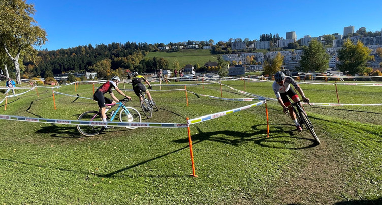 Même sans la boue, les coureurs se sont éclatés au cyclocross des Abeilles