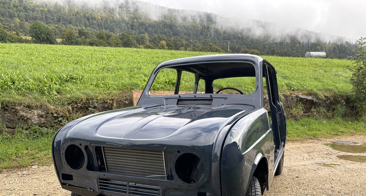 Carte blanche : La vieille Renault 4L renaît peu à peu de ses cendres