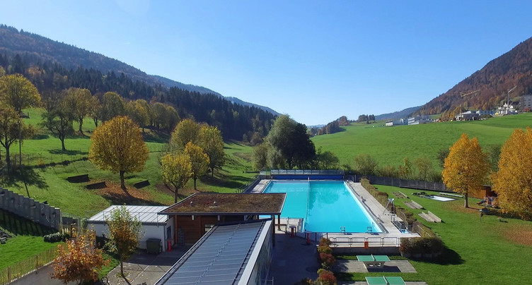À la piscine à pied ou à vélo