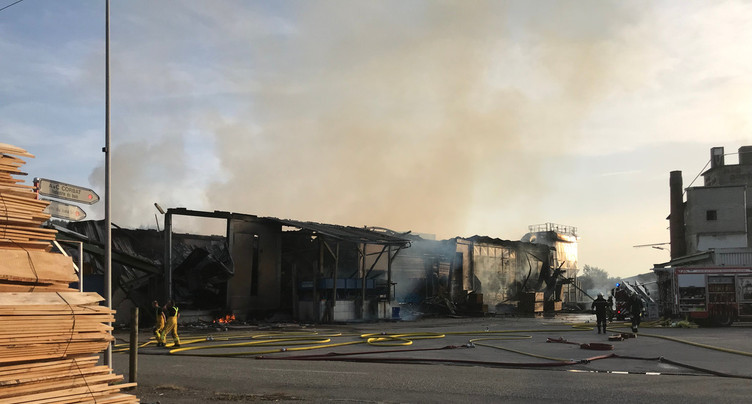 La scierie part en fumée à Vendlincourt