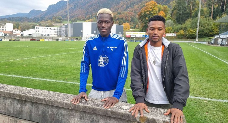 On l’a lu dans la presse : Deux footballeurs du FC Moutier menacés d'expulsion malgré les risques pour leur vie