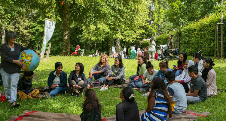 Cours de français dans les parcs neuchâtelois pour les migrants