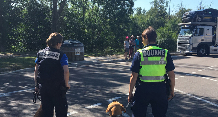 Opération coup de poing des deux côtés de la frontière