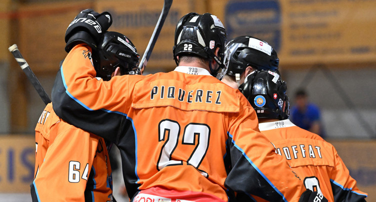 Rossemaison dans un costume de favori qui taille petit