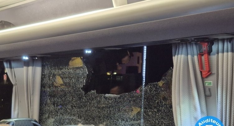 Le car des « Partisans » du HC Ajoie caillassé à Fribourg