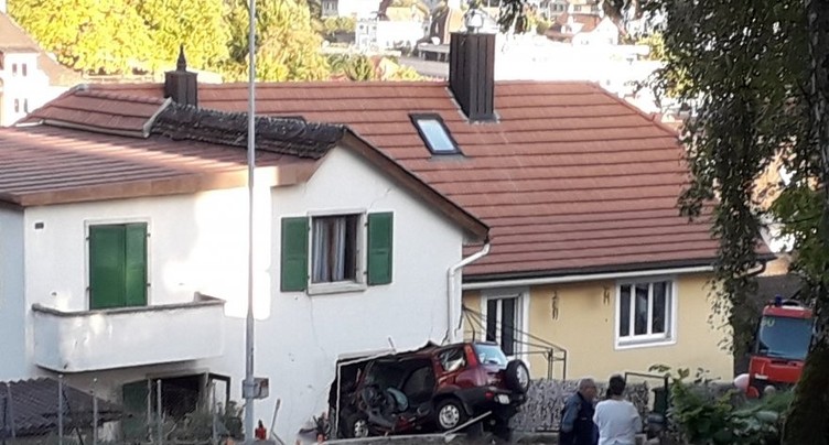 Une voiture termine sa course dans une maison à Moutier