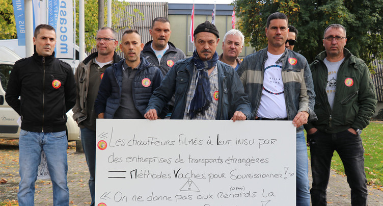 Une action des chauffeurs de bus devant la Foire du Jura