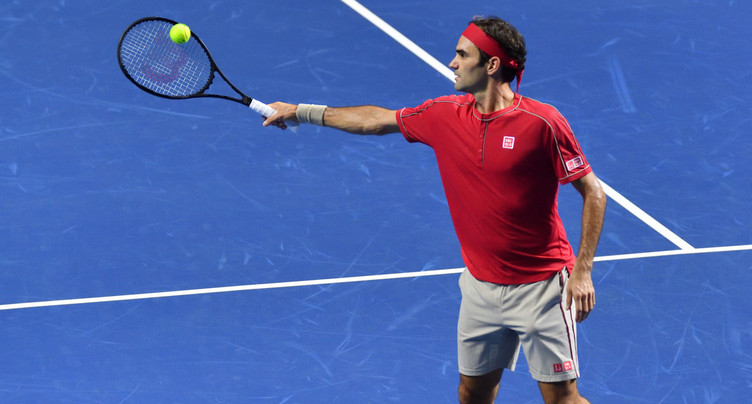 Roger Federer attend Stan Wawrinka