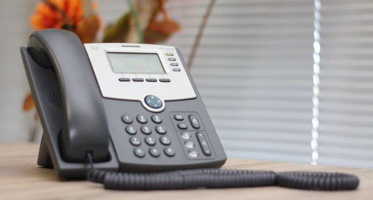 La surcharge de la hotline questionnée au Parlement