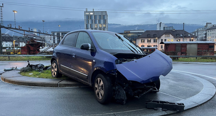 Une voiture termine sa course dans un giratoire à Delémont