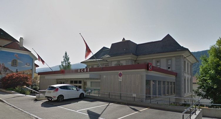 St-Imier : une voiture dans la vitrine de la BCBE