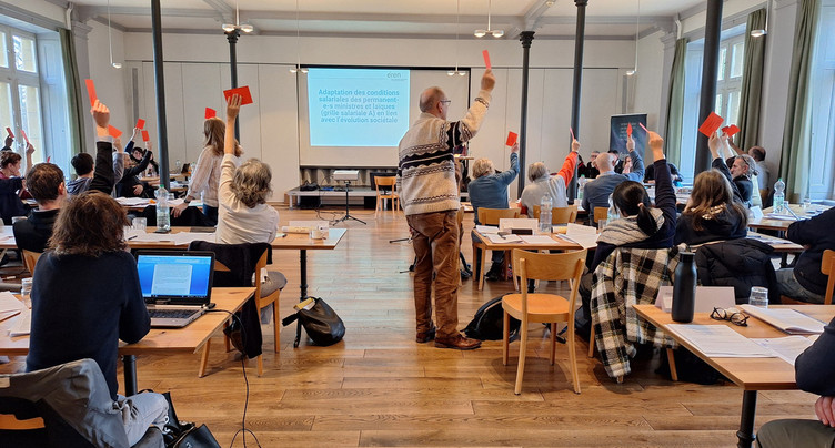 Après 20 ans de débats, l’église réformée accepte de revoir ses salaires