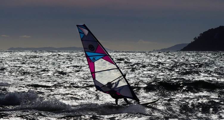 Un véliplanchiste perd la vie sur le lac de Neuchâtel