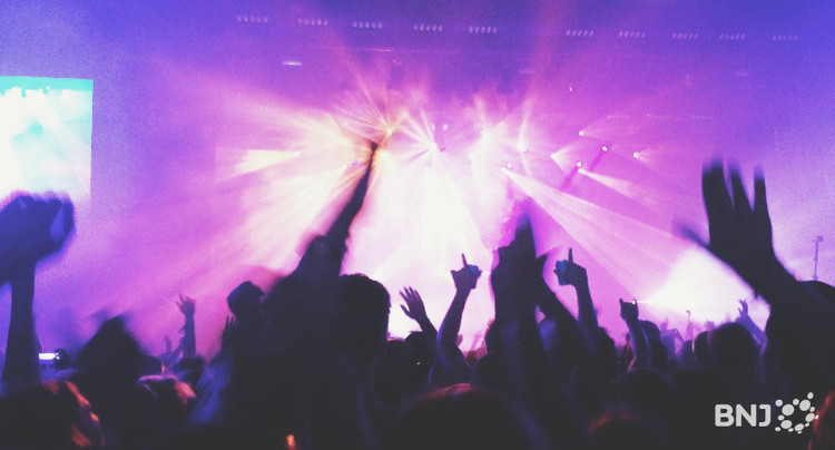 Un patron de discothèque heureux