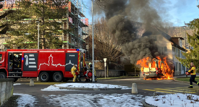 Un minibus en flammes à Delémont