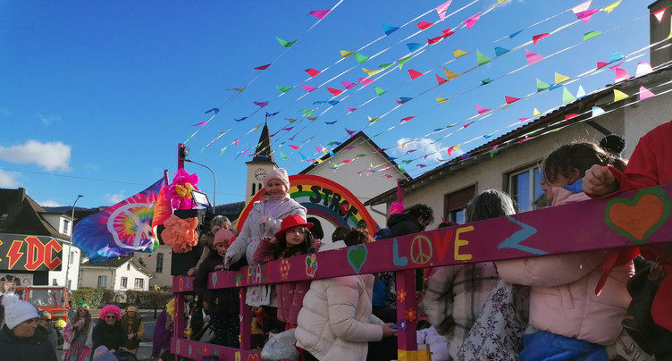 Confettis, sourires et éclaircies au cortège des enfants à Bassecourt