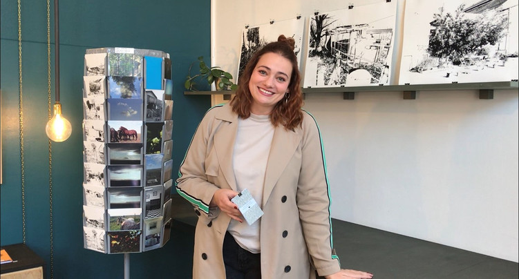 Une jeune comédienne soutient des commerces neuchâtelois
