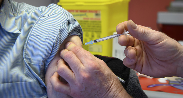 Retard de livraison de vaccins : Neuchâtel peut tenir une semaine