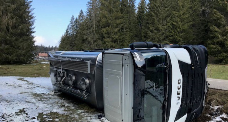 Un camion se renverse dans les Franches-Montagnes