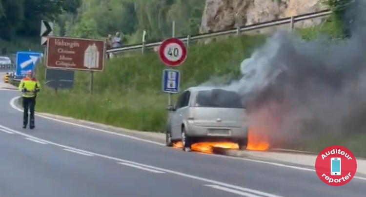 Voiture en feu sur la N20