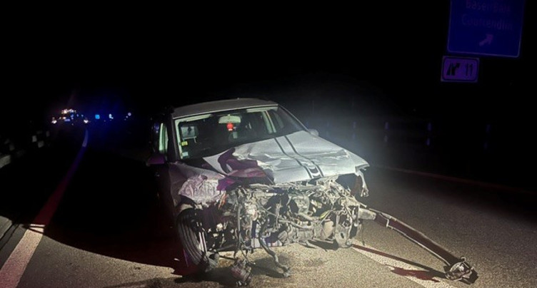 Une voiture détruite contre les glissières de sécurité sur l’A16