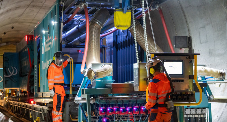 Train-aspirateur en action dans le tunnel de base du Gothard