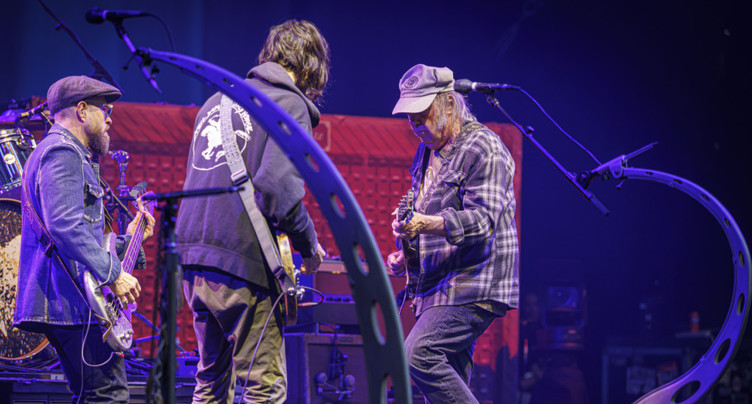 Neil Young réclame 10 millions de dollars à l'équipe Trump
