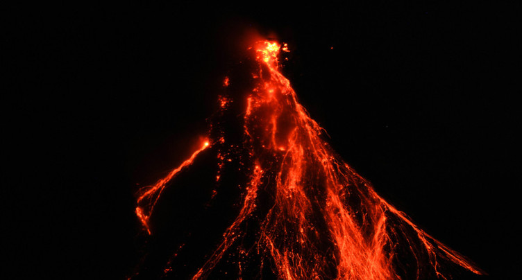 Philippines: le volcan Mayon entre en éruption
