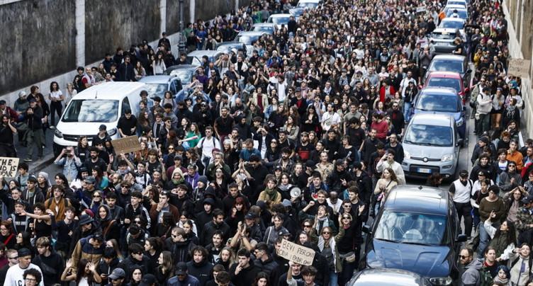 Italie: des milliers de jeunes et de travailleurs manifestent