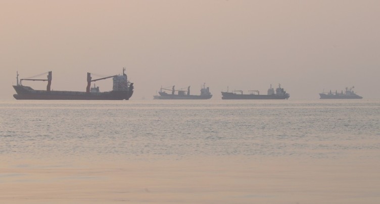 Un navire frappé par un projectile dans le golfe Persique