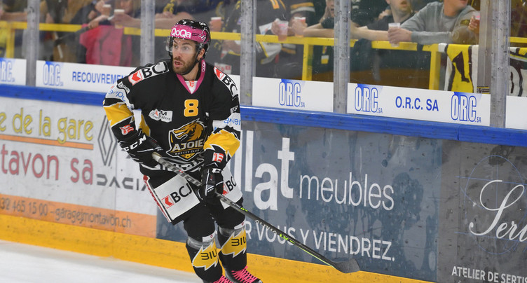 Philip-Michaël Devos à la Coupe Spengler avec le Canada