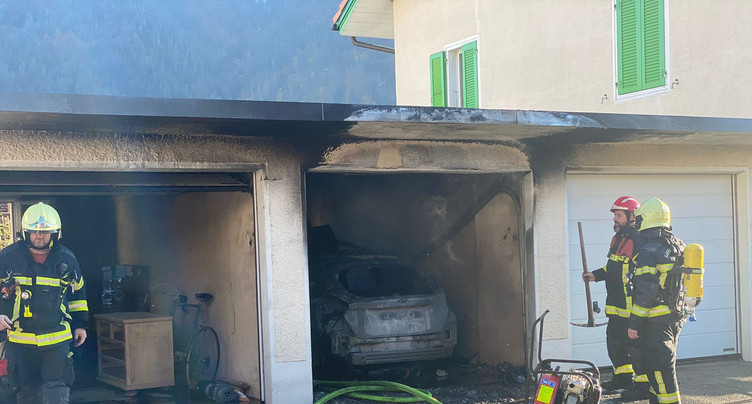 Moutier : un garage en proie aux flammes