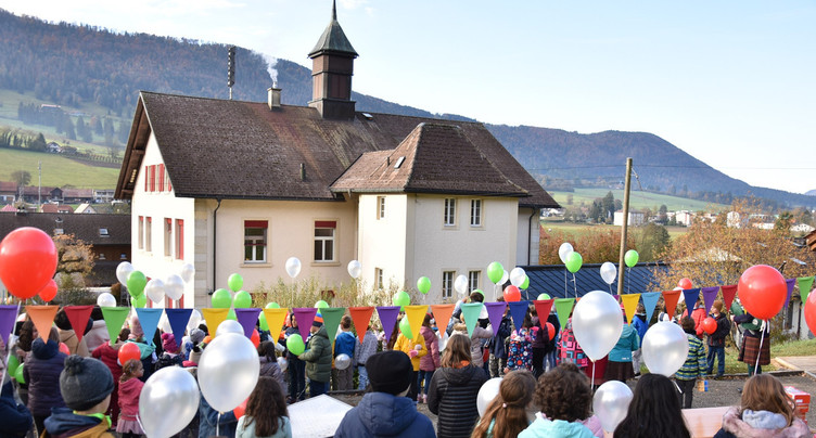Des ballons pour les 150 ans de l’école de Sonceboz