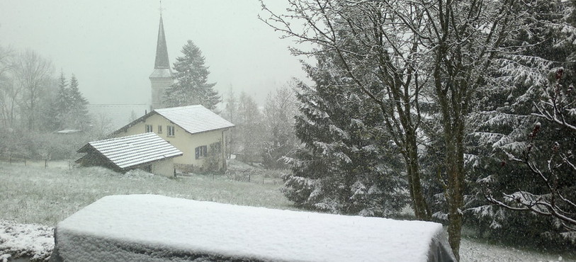 La Côte-aux-Fées sous la neige en plein milieu du printemps. 