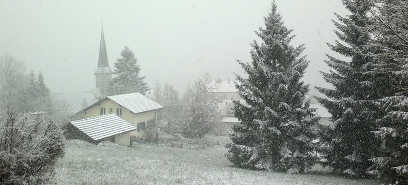 La Côte-aux-Fées sous la neige en plein milieu du printemps. 