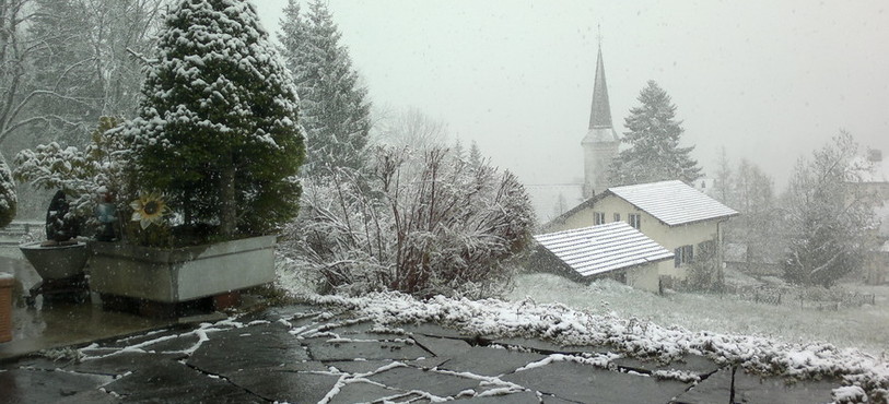 La Côte-aux-Fées sous la neige en plein milieu du printemps. 