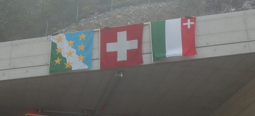 Les drapeaux accrochés pour l'inauguration.
