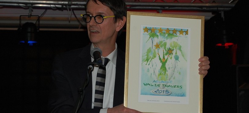 Le conseiller communal Christian Mermet présente l'oeuvre réalisée par Claudine Grisel.