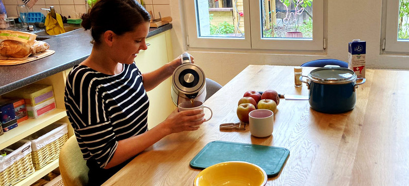 Fanny Zürcher épluche les pommes pour faire une compote