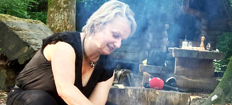 Florence Nater prépare la fondue au feu de bois
