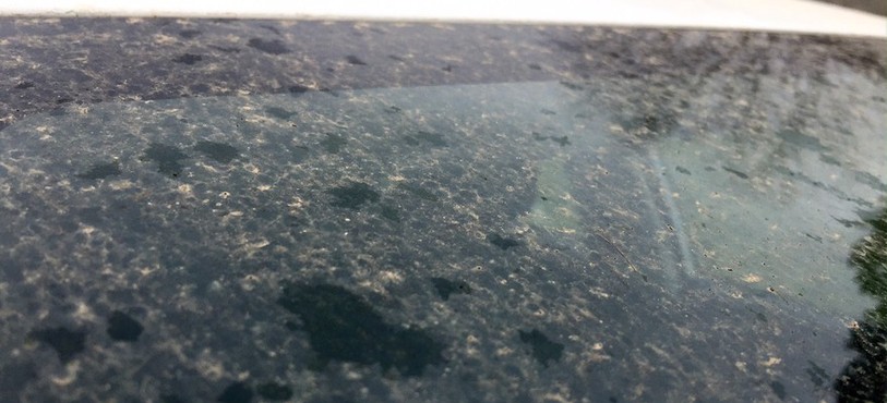 Les dépôts de sable sont particulièrement visibles sur les carrosseries et pare-brises des véhicules.
